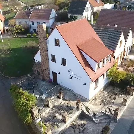 Guest house Husi Placek S Vinnym Sklepem A Terasou