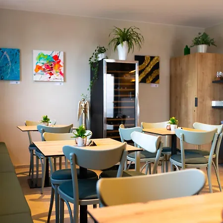 Husí Plácek S Vinným Sklepem A Terasou